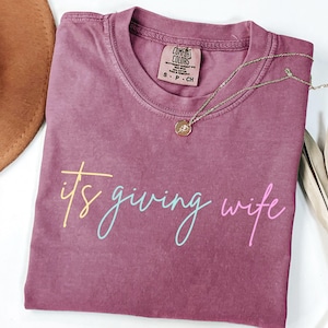 Comfort Colors It&#39;s Giving Wife ShirtWife T-shirt for Newlywed Gift for Future Wife Bride to Be Tee Bach Party Gift Bridal Shower Shirt