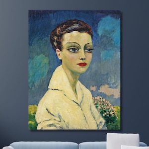 Puede incluir: Una pintura de una mujer con cabello oscuro y ojos azules brillantes. Lleva una camisa blanca y está de pie frente a un fondo azul y verde.