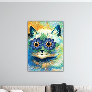 Può includere: Ritratto colorato di un gatto con tonalità blu, verdi e arancioni. Gli occhi del gatto sono sostituiti da occhiali blu a forma di fiore. L'opera d'arte è esposta su una parete bianca sopra un divano.