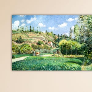 Pode incluir: Pintura de paisagem emoldurada retratando um dia ensolarado em um cenário rural. A obra de arte apresenta um caminho sinuoso através de um campo verde, levando a uma colina com árvores e uma pequena casa sob um céu azul com nuvens.