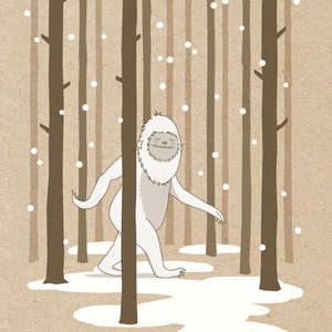 Puede incluir: Un yeti blanco camina por un bosque nevado con &aacute;rboles marrones. El yeti sonr&iacute;e y tiene una barba blanca. El fondo es de color marr&oacute;n claro.