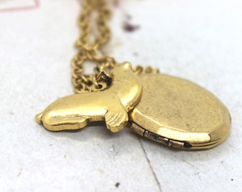 seal. locket necklace. in gold ox