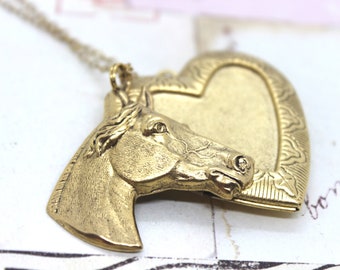 caballo. Collar con medallón en buey dorado con joyería con medallón de corazón gigante