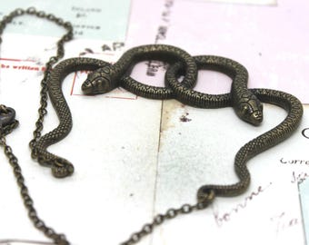 Collar de serpiente. En joyería de buey de latón. Pieza grande de peso mediano.