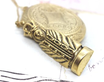 king. locket necklace. gold ox jewelry jumbo oval locket