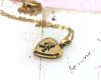 Collar con medallón en forma de corazón de Big Foot en oro y latón con argolla.