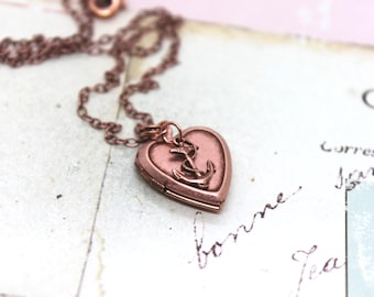 medaglione a forma di cuore con ancora. collana in tonalità oro rosa.