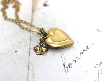 crown heart locket. necklace in gold ox mini size