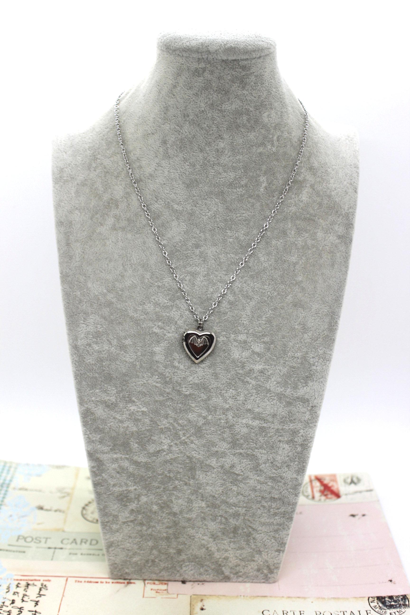 Pipistrello. collana con medaglione a cuore. gioielli in argento a forma di bue pipistrello nero - Italia