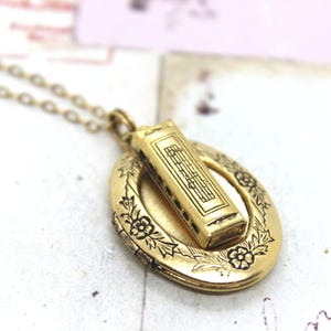munspel. ovalt medaljonghalsband. i guld oxe