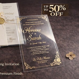Invitación de boda de acrílico de lujo con sobre moderno dorado y sello de cera floral