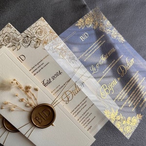 Hochzeitseinladung aus Acryl mit Golddruck und personalisiertem Siegelwachs, transparente Blumenkarte mit Golddruck.