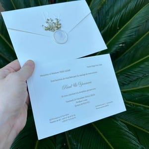 Invitaciones de boda lujosas en relieve blanco / Tarjetas personalizadas con papel dorado / Sellos de cera personalizados / Invitaciones elegantes y atemporales para eventos, quinceañera