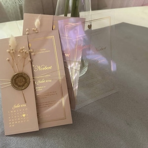 Hochzeitseinladung mit rosa Umschlägen und Acrylkarte mit Golddruck, Hochzeitseinladung mit Golddruck und individuellem Wachs