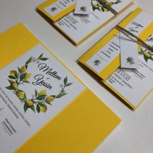 Blumenhochzeitseinladung mit gemusterten Papier, Sommereinladung mit gelben Umschlägen, Hochzeitseinladung mit Zitronenblumen