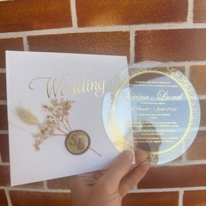 Elegante conjunto de invitaciones de boda personalizadas, invitaciones personalizadas de círculos de papel y acrílico con estampado de oro real y flores naturales