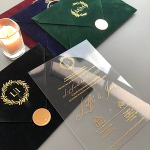 Inviti in velluto con stampa dorata e sigillo in ceralacca personalizzato, invito a nozze in acrilico con stampa dorata e buste colorate in velluto