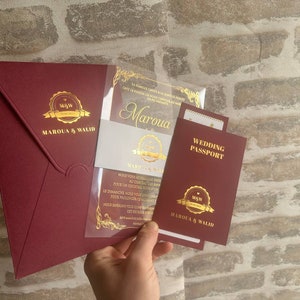Set di inviti per passaporto bordeaux: invito trasparente con passaporto e biglietto stampati in oro, elegante invito per passaporto di nozze