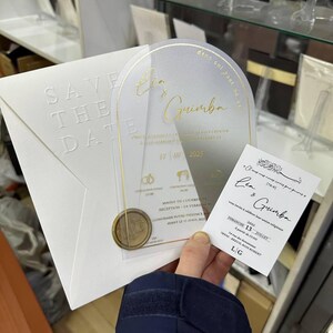 Ensemble de faire-part de mariage de luxe en acrylique - Faire-part de mariage transparent en feuille d'or avec RSVP et enveloppe en relief - Carte "Retenez cette date" moderne et élégante