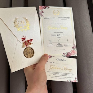 Elegante cremefarbene Hochzeitseinladung mit goldenen Akzenten, florale Ereigniseinladung mit zusätzlicher Antwortkarte und kundenspezifischem Siegelwachs, Quinceanera-Karte