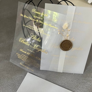 Invito trasparente con cartoncino interno in acrilico e ceralacca personalizzata, Invito a nozze in acrilico trasparente con fiori naturali e ceralacca
