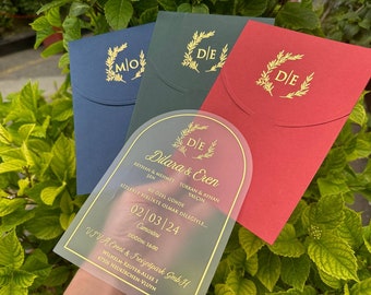 Transparentes Einladungsset mit goldbedrucktem Spezial Umschlag, Acryl-Hochzeitseinladung mit abgerundeter Form und Spezial Umschlägen.