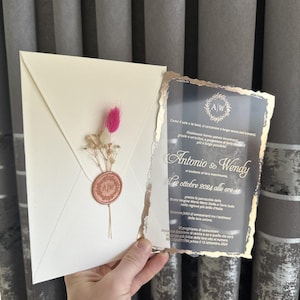 Enveloppes crème avec impression dorée et insert transparent, faire-part personnalisés avec cachets de cire et fleurs séchées, faire-part Quinceanera, carte RSVP