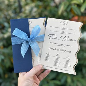 Bogenkante Hochzeitseinladung mit Band | Elegante Wellenschliffkarte | Benutzerdefinierter Text in einer beliebigen Sprache | Navy Sleeve Einladungsset