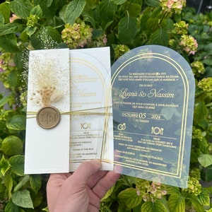 Einzigartige Einladungen zur Hochzeit; Abgerundete Hochzeitseinladung aus Acryl mit beigefarbenen Umschlägen und Trockenblumen mit personalisiertem Siegellack