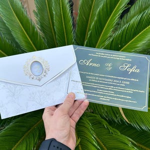 Eleganter cremefarbener Umschlag mit Goldfolie und einzigartig geschnittener Einladung, perfekt für Hochzeiten und formelle Veranstaltungen, Geburtstagseinladung