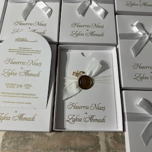 Ensemble d'invitations avec boîte beige ; Faire-part imprimé en acrylique transparent doré avec cire à cacheter personnalisée et fleurs séchées dans des boîtes spéciales avec rubans