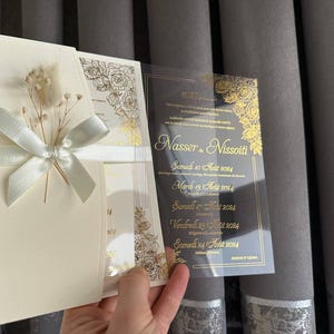 Transparante huwelijksuitnodiging met beige enveloppen, bloemenhuwelijksuitnodiging met transparante kaart, verjaardagsuitnodiging, transparante kaart