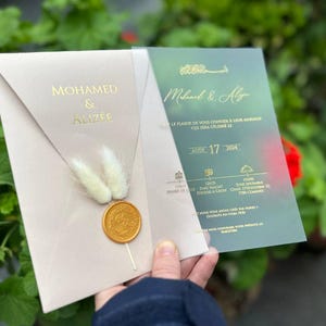Acryl Hochzeitseinladungs-Set; Transparente Hochzeitseinladungen mit Blumen und individuellem Siegelwachs, Transparente Invitatıon mit Rosa Umschlag