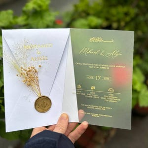 Weißes Hochzeitseinladungs-Set; Acryl-Hochzeitseinladungen mit Blumen und Golddruck, benutzerdefinierte Siegelwachs, mattierte Acryleinladungen