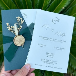 Elegante groene trouwkaarten met natuurlijke linten en aangepaste lakzegel, gepersonaliseerde moderne evenementkaarten, verjaardagsuitnodiging