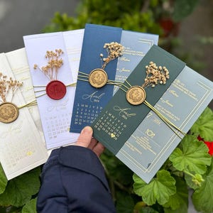 Invitación de boda dorada con sello de lacre y diseño botánico: elegante juego de tarjetas de boda rústicas con flores secas.