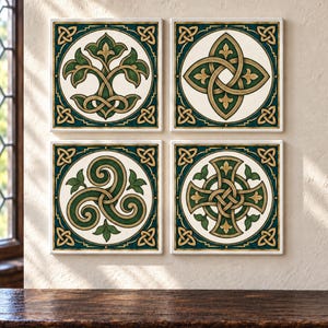 Könnte beinhalten: Vier quadratische Wandfliesen mit komplizierten, keltisch inspirierten Knotenmustern und botanischen Motiven in den Farben Dunkelwaldgrün, Creme und Metallic-Gold. Jede Fliese zeigt ein einzigartiges geometrisches Muster.