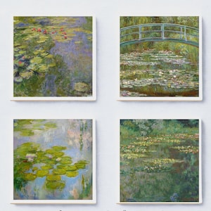 Puede incluir: Un conjunto de cuatro impresiones de arte mural cuadradas que presentan las pinturas de nenúfares de Claude Monet. Cada impresión muestra escenas impresionistas de estanques con hojas de nenúfar verdes, flores coloridas y un puente japonés.