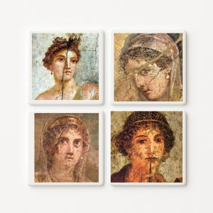 Puede incluir: Juego de cuatro posavasos cuadrados de cerámica con retratos de frescos romanos antiguos de mujeres. Los retratos son en tonos marrones, beige y dorados, con grietas y desgaste visibles, dándoles una apariencia envejecida.