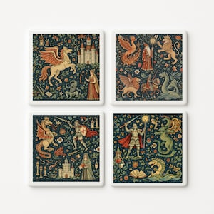 Puede incluir: Juego de cuatro posavasos cuadrados con arte de fantasía. Cada posavasos presenta un diseño diferente de temática medieval con dragones, caballeros, castillos y criaturas míticas sobre un fondo floral azul oscuro.