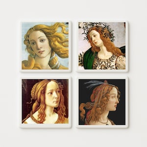 Könnte beinhalten: Ein Set aus vier quadratischen Untersetzern mit klassischen Renaissance-Porträts. Jeder Untersetzer zeigt eine weibliche Figur mit langem, fließendem Haar in Gold-, Grün-, Weiß- und Schwarztönen mit detaillierten Gesichtszügen.