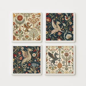 Peut inclure: Un ensemble de quatre sous-verres carrés présentant des motifs complexes de créatures mythiques, notamment des dragons et des griffons. Les designs intègrent des éléments floraux et botaniques dans des tons crème, bleu marine, rouge et or.