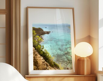 Lámina de la playa de Cala Na Clara: Fotografía aérea del océano, arte mural costero.