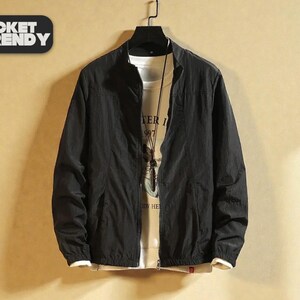 Könnte beinhalten: Schwarze Jacke mit Reißverschluss, hängt an einem schwarzen Kleiderbügel. Die Jacke ist über einem weißen T-Shirt mit Grafikdruck. Der Text "JACKET TRENDY" befindet sich in einem schwarzen Rechteck oben links.