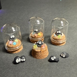 ¡Mini-espíritu de hollín! En una cúpula de cristal. Piedras que brillan en la oscuridad. Ideal para el coche o el escritorio. Incluye una bonita tarjeta personalizada sobre el espíritu de hollín.