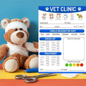 Puede incluir: Un formulario de cl&iacute;nica veterinaria imprimible azul y blanco con casillas de verificaci&oacute;n para varias razones de visita de una mascota, que incluyen enfermo, herido, aseo, entrenamiento, vacuna y otras. El formulario tambi&eacute;n incluye casillas de verificaci&oacute;n para opciones de chequeo y tratamiento, como patas, cola, orejas, ojos, nariz, inyecci&oacute;n, envoltura, hielo, p&iacute;ldoras, descanso, ba&ntilde;o, rayos X y dieta. El formulario tiene una secci&oacute;n para dibujar las preocupaciones sobre las mascotas y una secci&oacute;n para calificar el sentimiento del paciente.