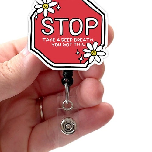 ¡Alto! Respira hondo, tú puedes. Porta credenciales de acrílico, insignia motivacional, insignia de salud mental, porta credenciales, pinza giratoria tipo cocodrilo.