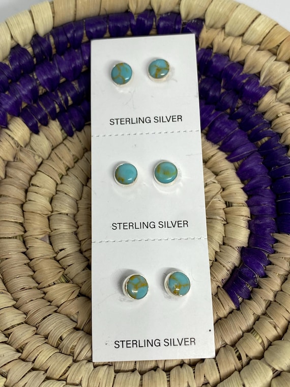 Orecchini A Bottone In Argento 925 Con Turchese Intarsiato – Diametro 9mm, Gioielli Artigianali Con Chiusura A Farfalla