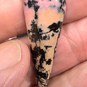 Rhodonite Gemstone Cabochon Natural Stone (35x13x4mm) afbeelding 1
