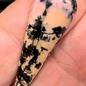 Rhodonite Gemstone Cabochon Natural Stone (35x13x4mm) afbeelding 4